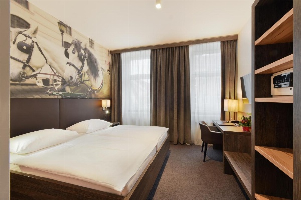 Hotel Lucia image 1